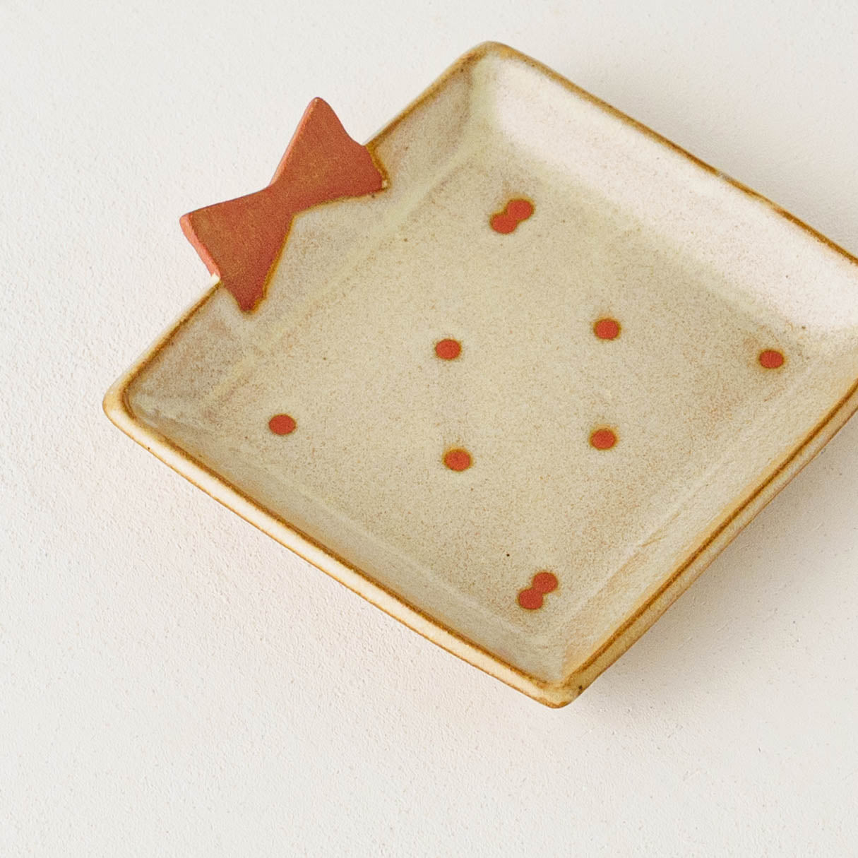 プレゼントのお皿　生成 x 赤ドット｜アトリエ モノラー