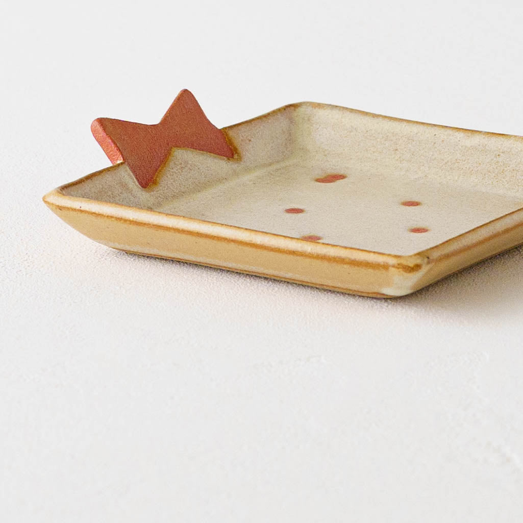 プレゼントのお皿　生成 x 赤ドット｜アトリエ モノラー