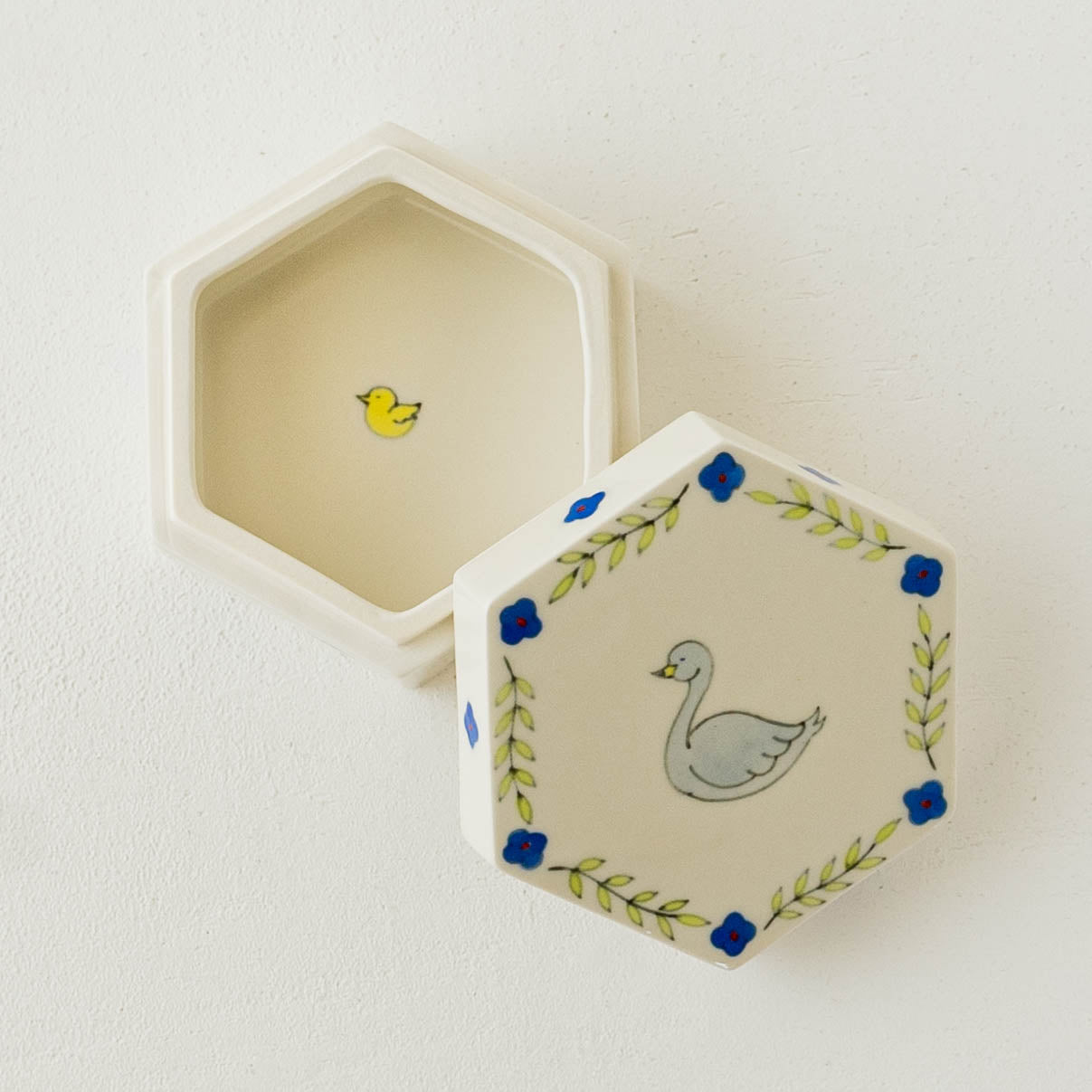 Box case swan | Ayako Ikawa