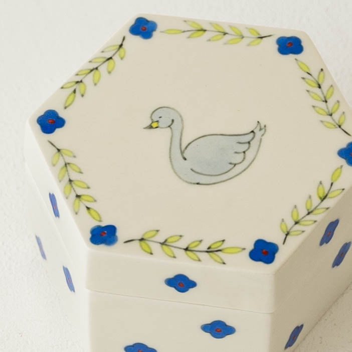 Box case swan | Ayako Ikawa