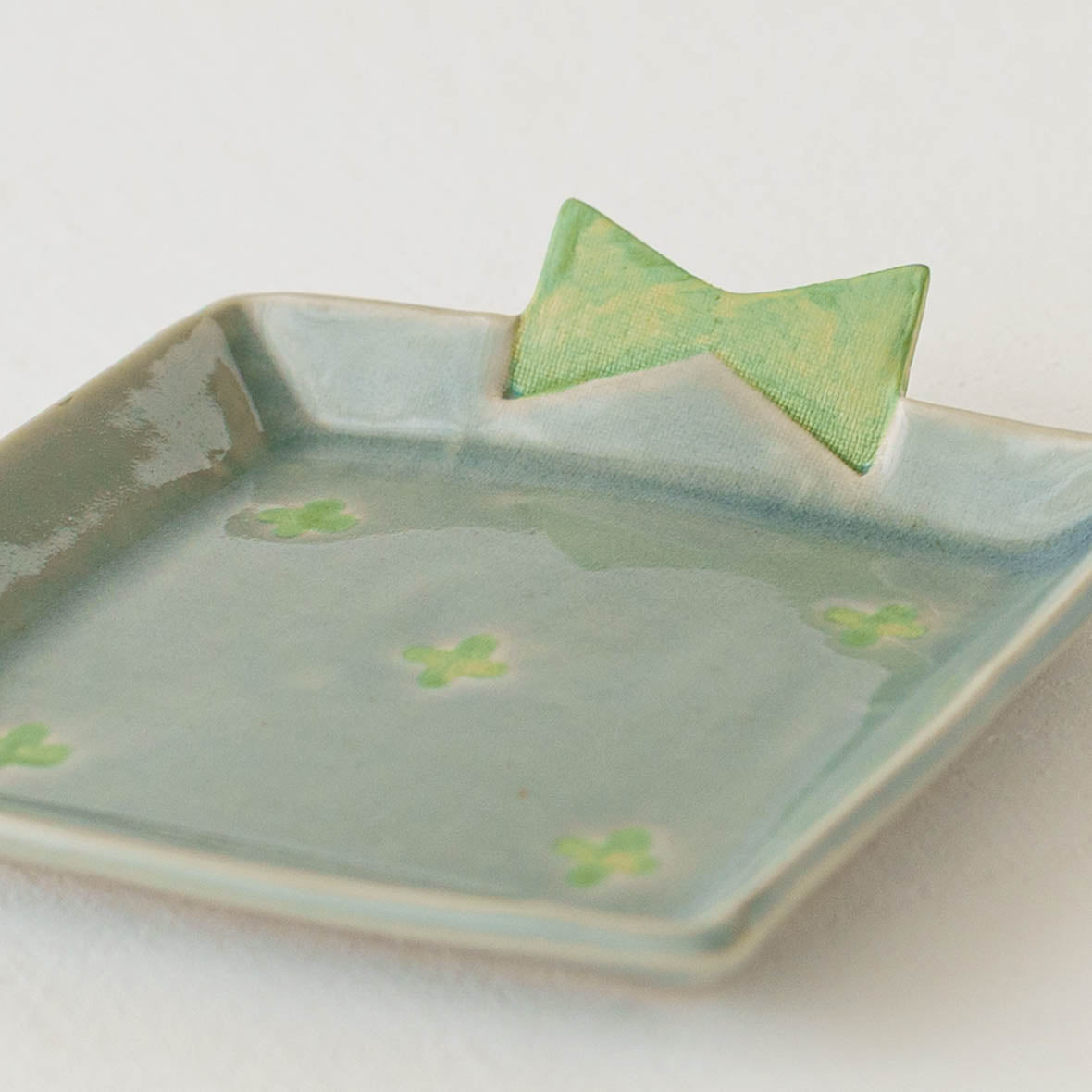 アトリエ モノラー プレゼントのお皿 薄雨 x 黄緑花｜作家もの和食器
