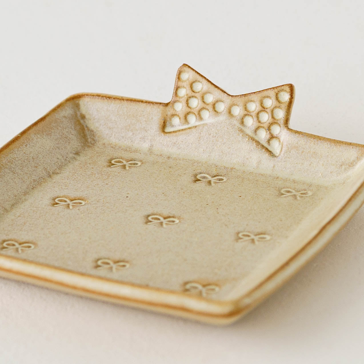 アトリエ モノラー プレゼントのお皿 りぼん｜作家もの和食器通販 四季