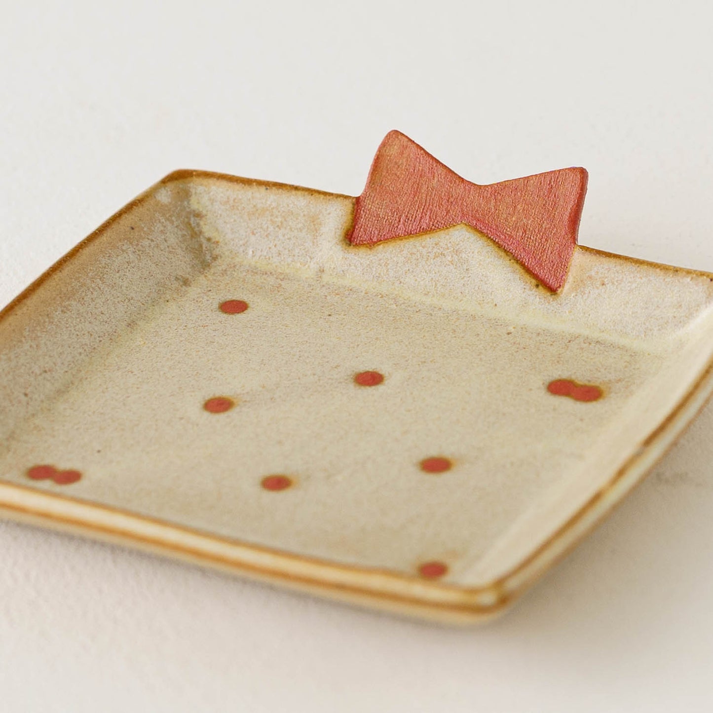 プレゼントのお皿　生成 x 赤ドット｜アトリエ モノラー