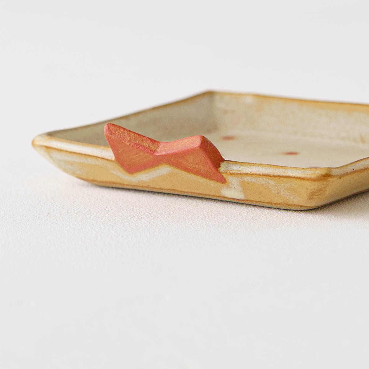 プレゼントのお皿　生成 x 赤ドット｜アトリエ モノラー