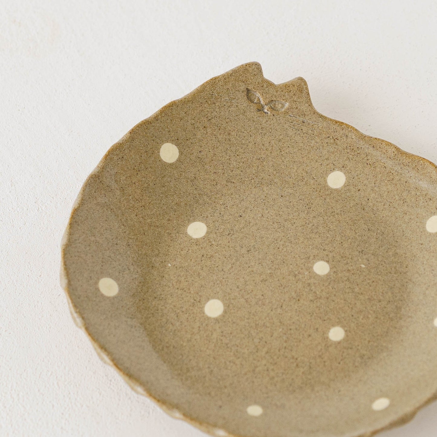 ねこさん皿　グレー x ドット　小｜アトリエ モノラー