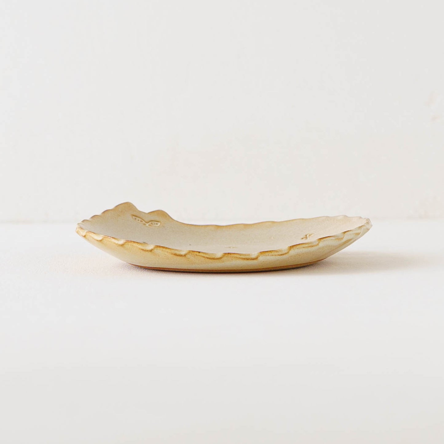 ねこさん皿　小花　小｜アトリエ モノラー