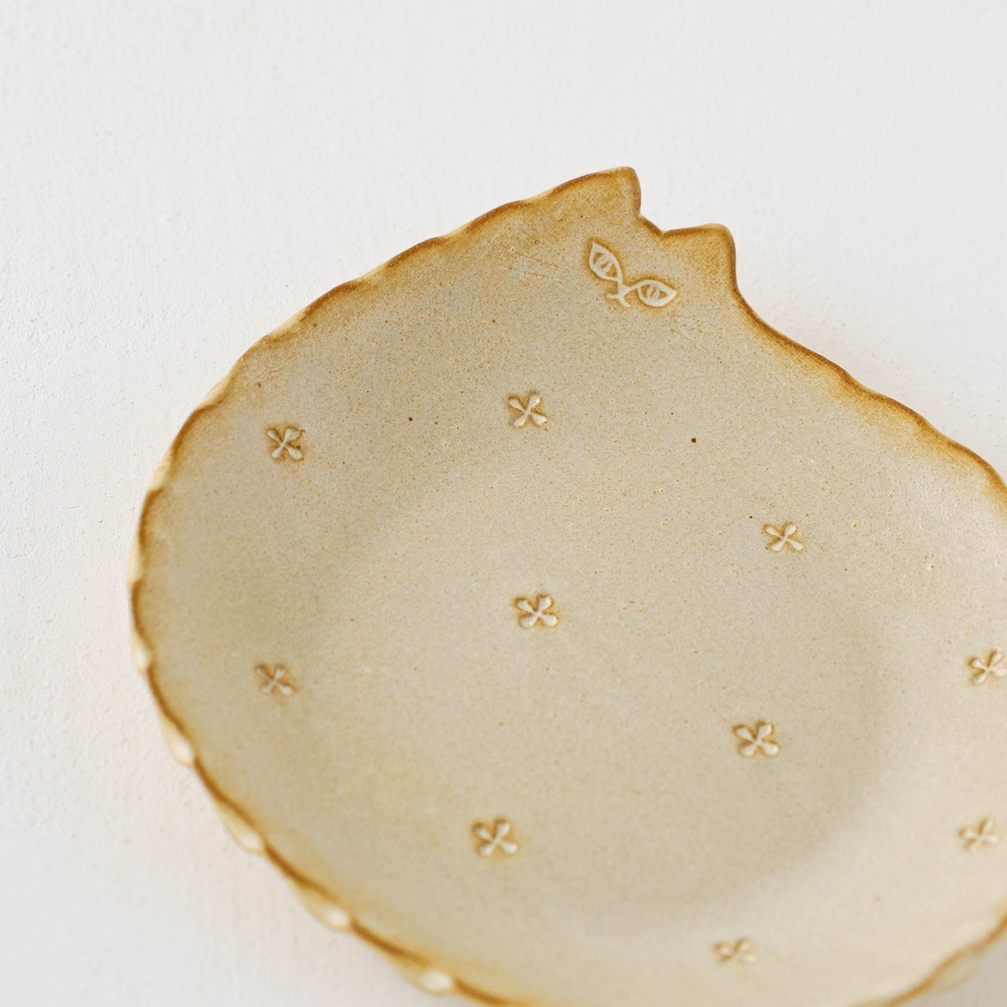 ねこさん皿　小花　小｜アトリエ モノラー