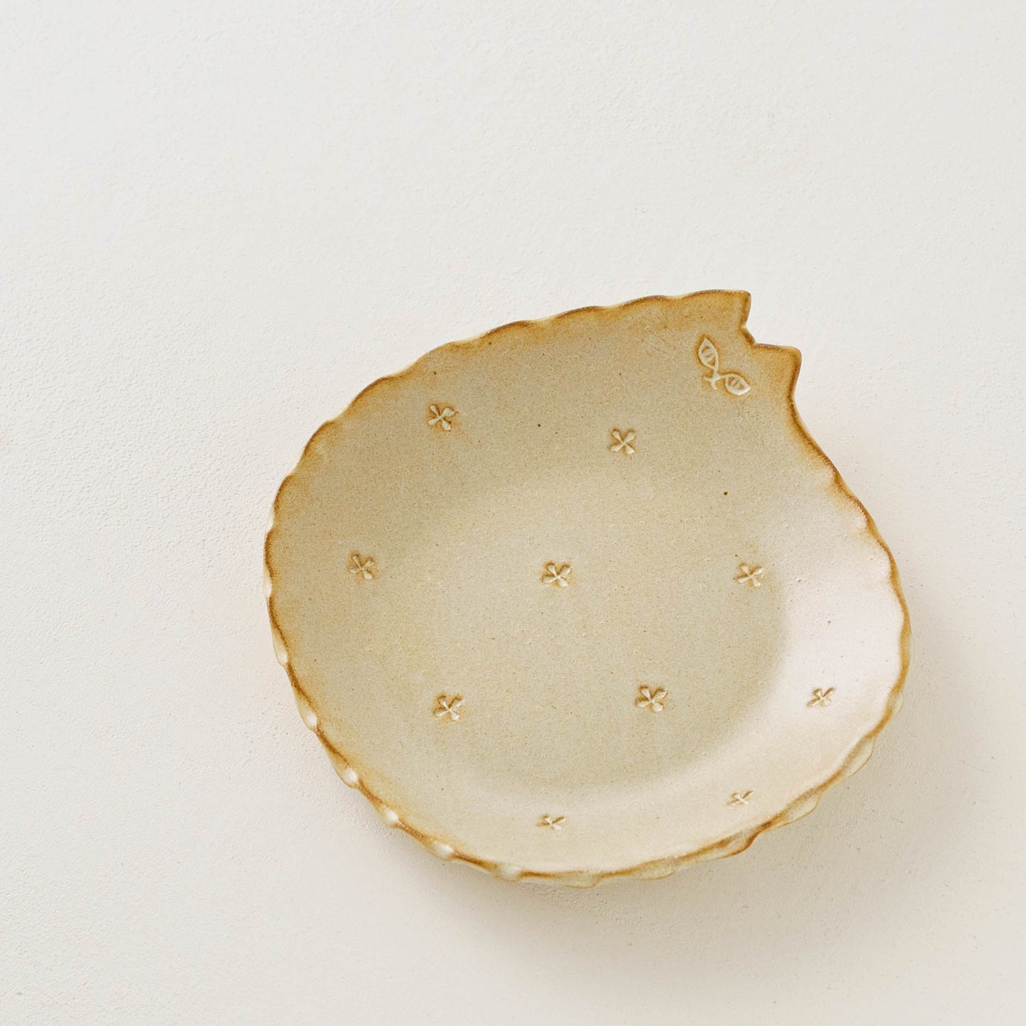 ねこさん皿　小花　小｜アトリエ モノラー