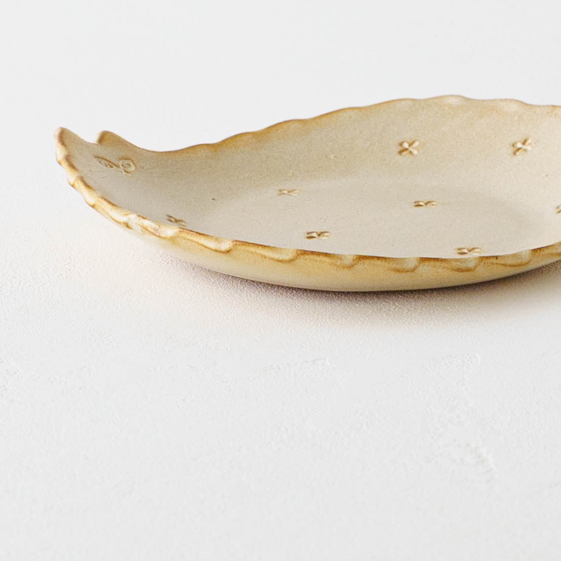 ねこさん皿　小花　小｜アトリエ モノラー