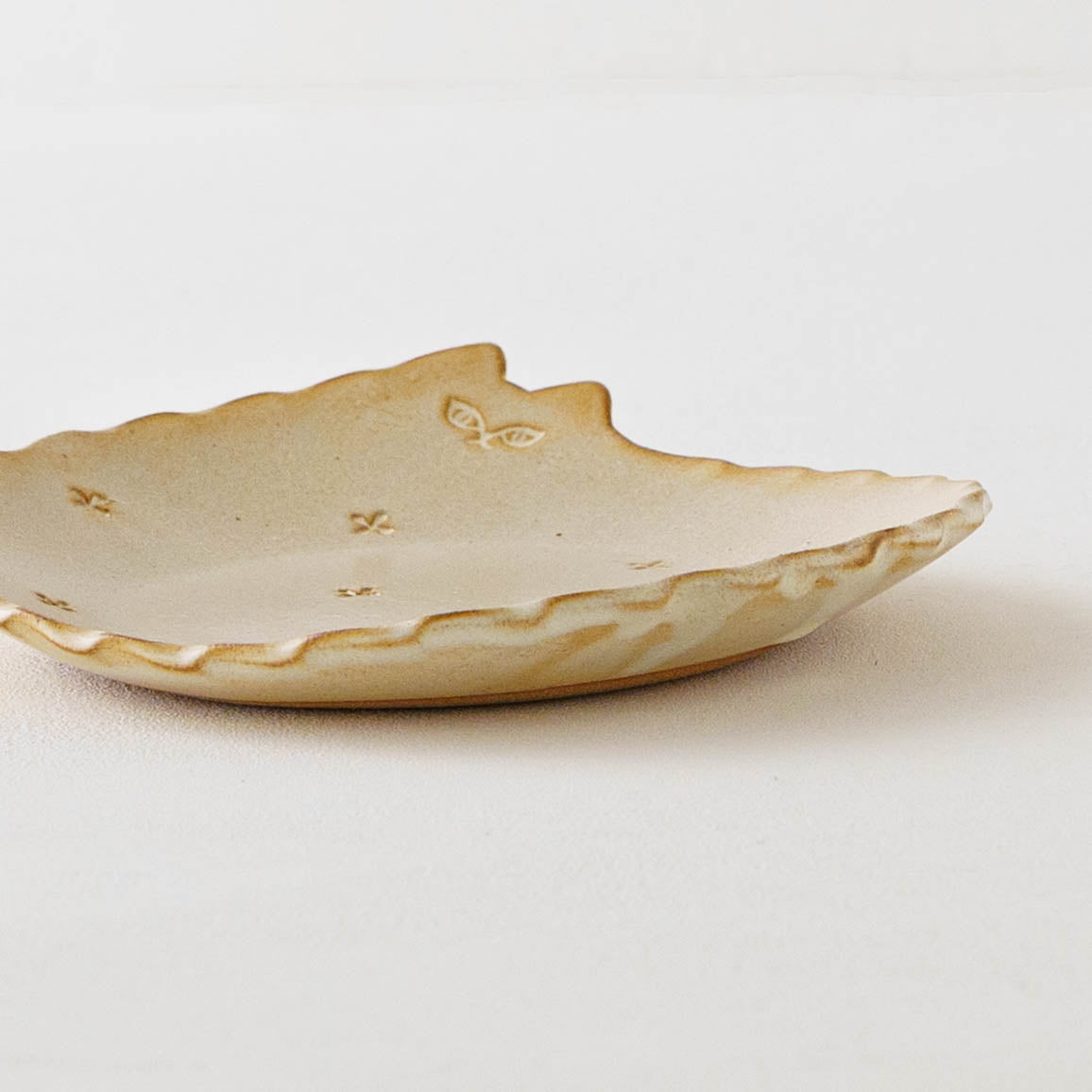 ねこさん皿　小花　小｜アトリエ モノラー