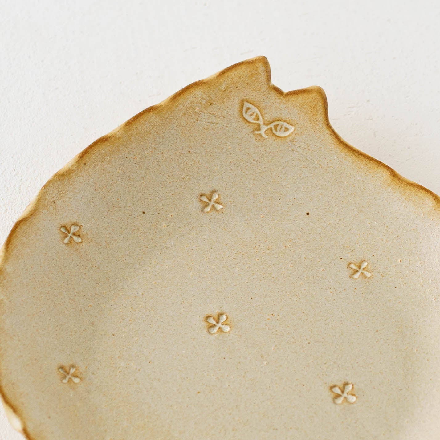 ねこさん皿　小花　小｜アトリエ モノラー