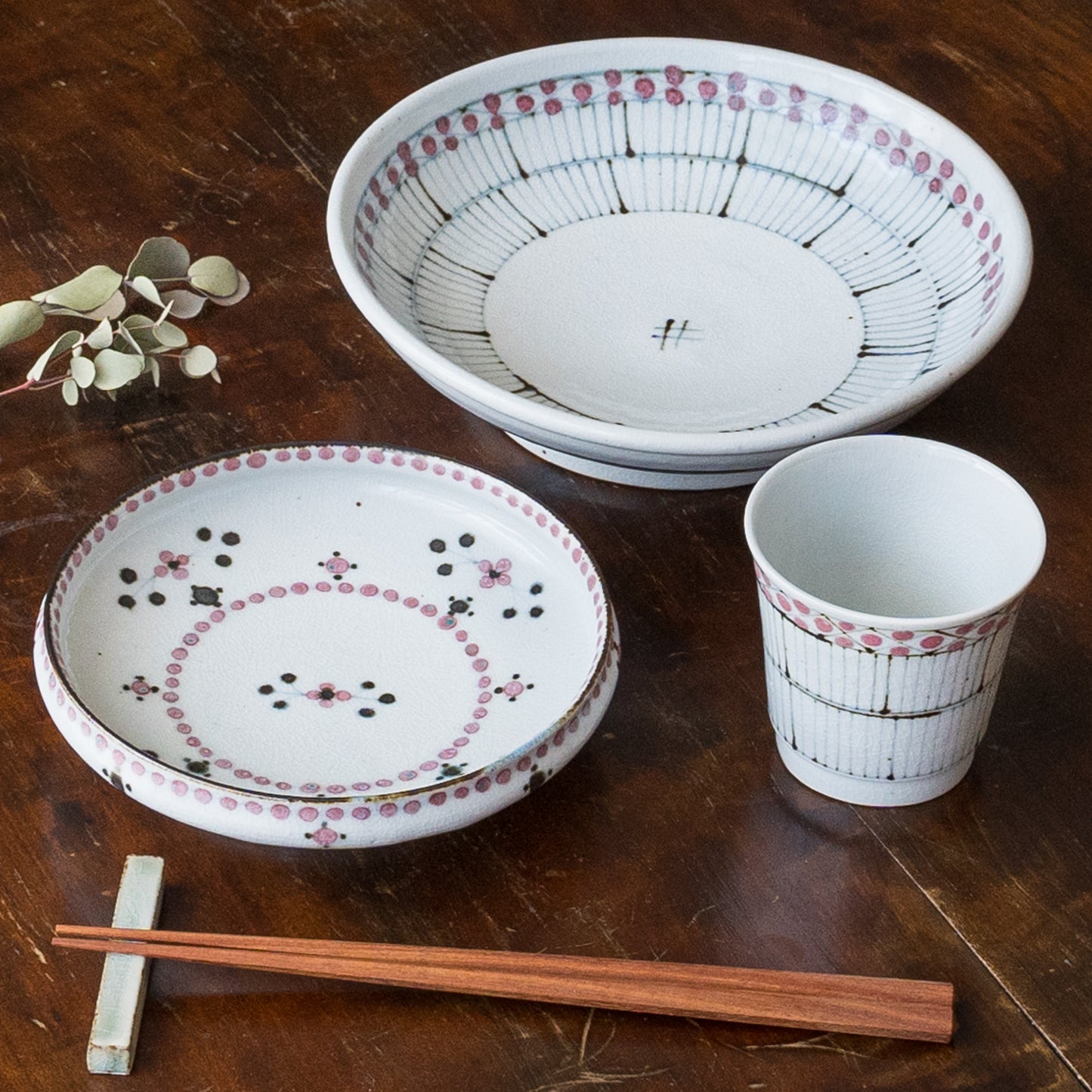 食卓を素敵に彩ってくっる陶彩窯の器