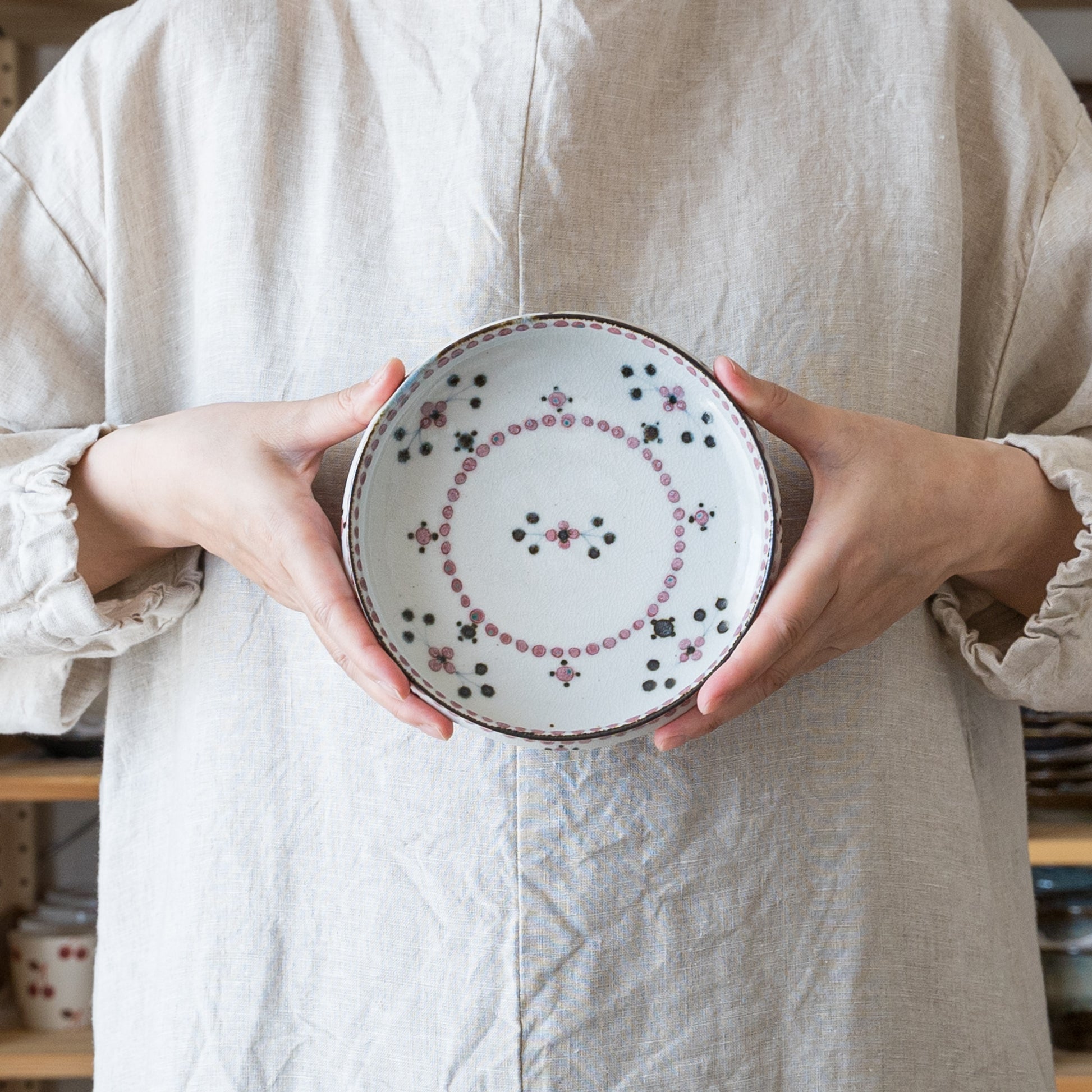 丈夫で使いやすい砥部焼陶彩窯の小花文の深皿