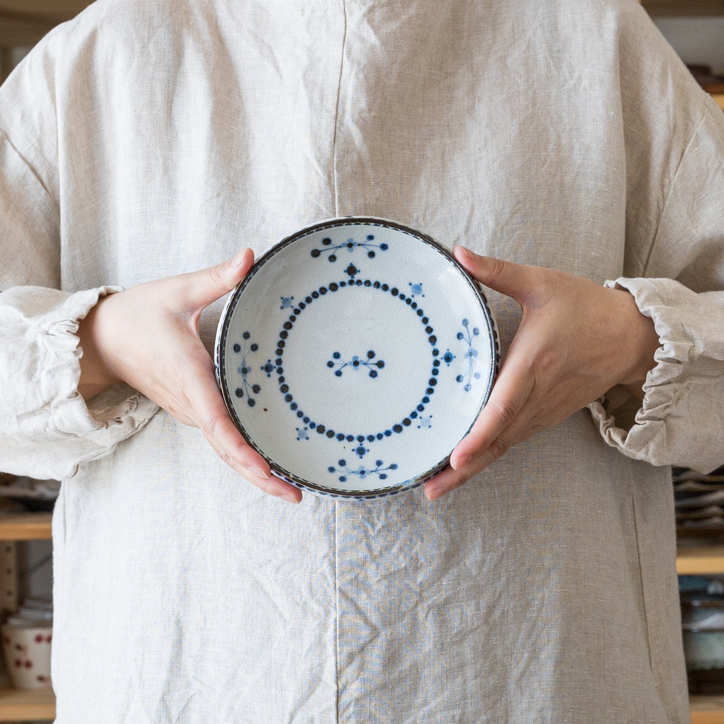 丈夫で使いやすい砥部焼陶彩窯の小花文の5寸深皿