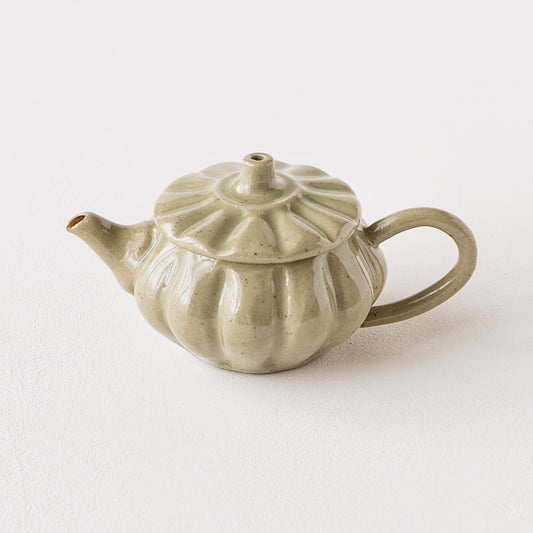 並白釉が美しい笠原良子さんの輪花の茶壺