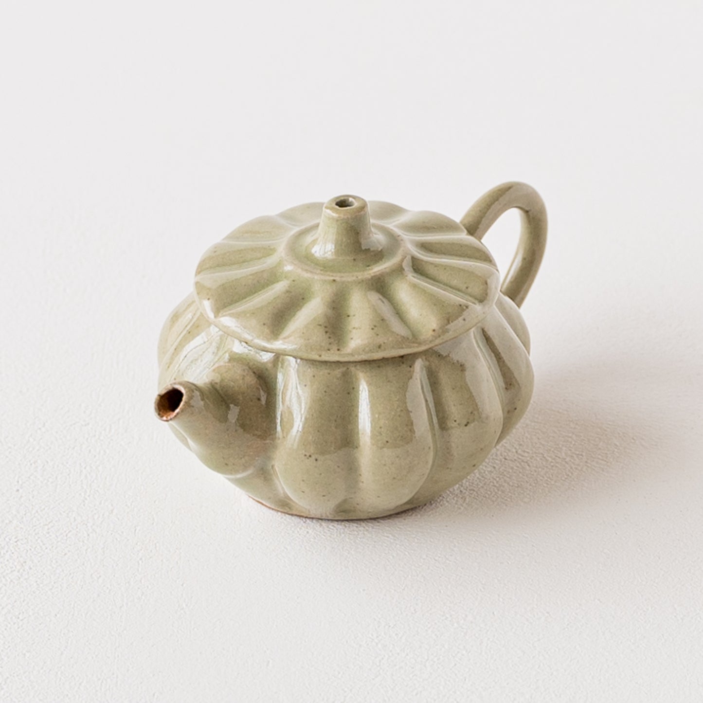 輪花の形が素敵な笠原良子さんの茶壺