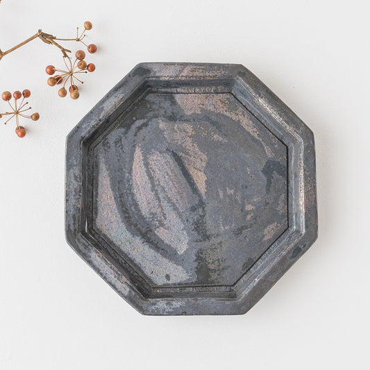 独特の風合いに引き込まれる渡辺信史さんの黒釉八角皿