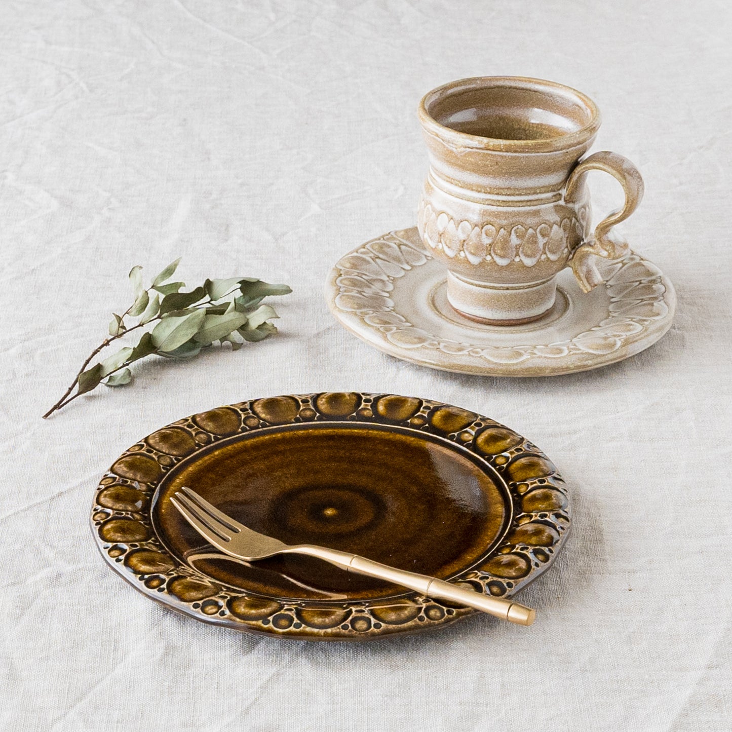 ルリアメ工房さんのパン皿丸模様こげ茶色釉とカップ＆ソーサー