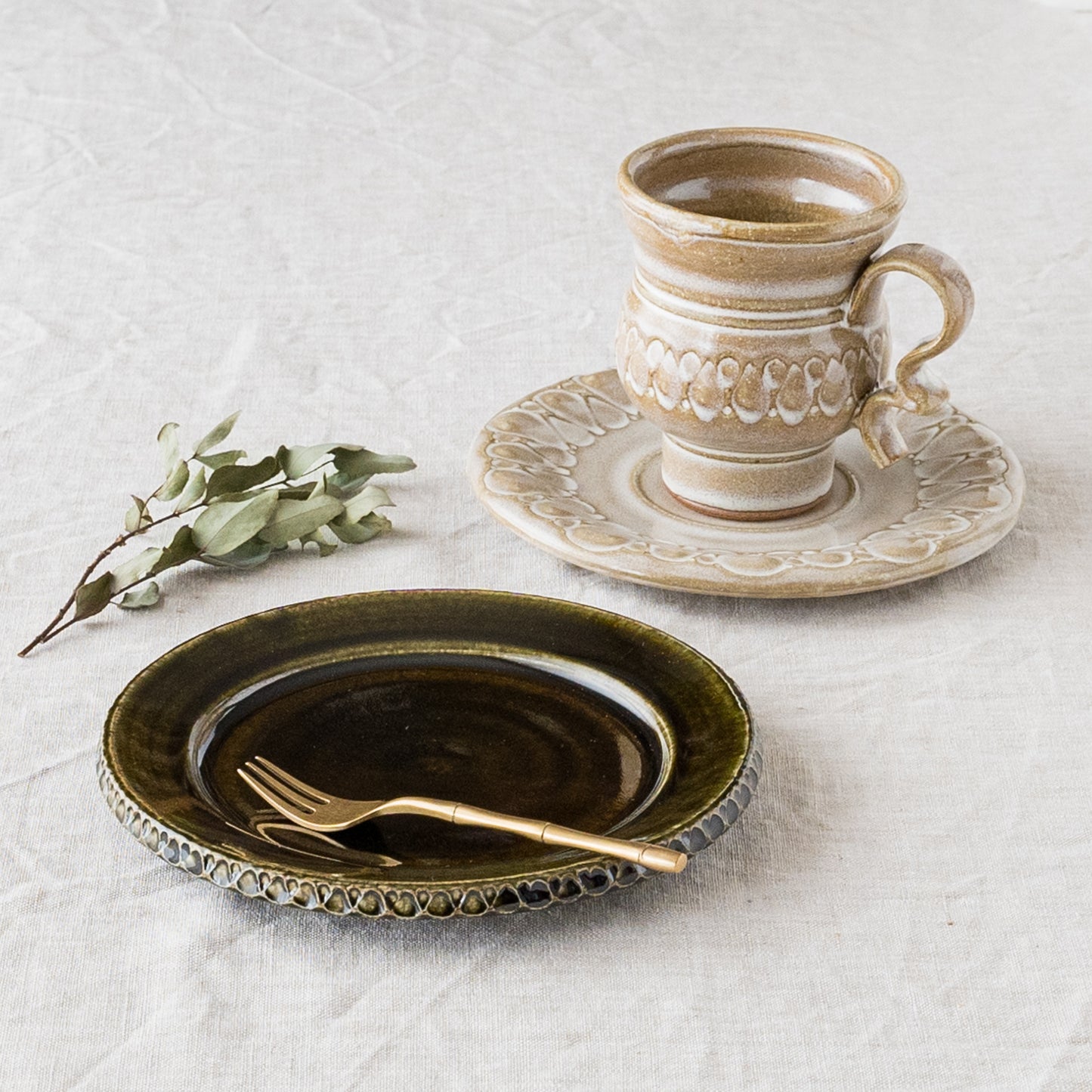 ルリアメ工房さんのプレート皿オリーブ色釉とカップ＆ソーサー
