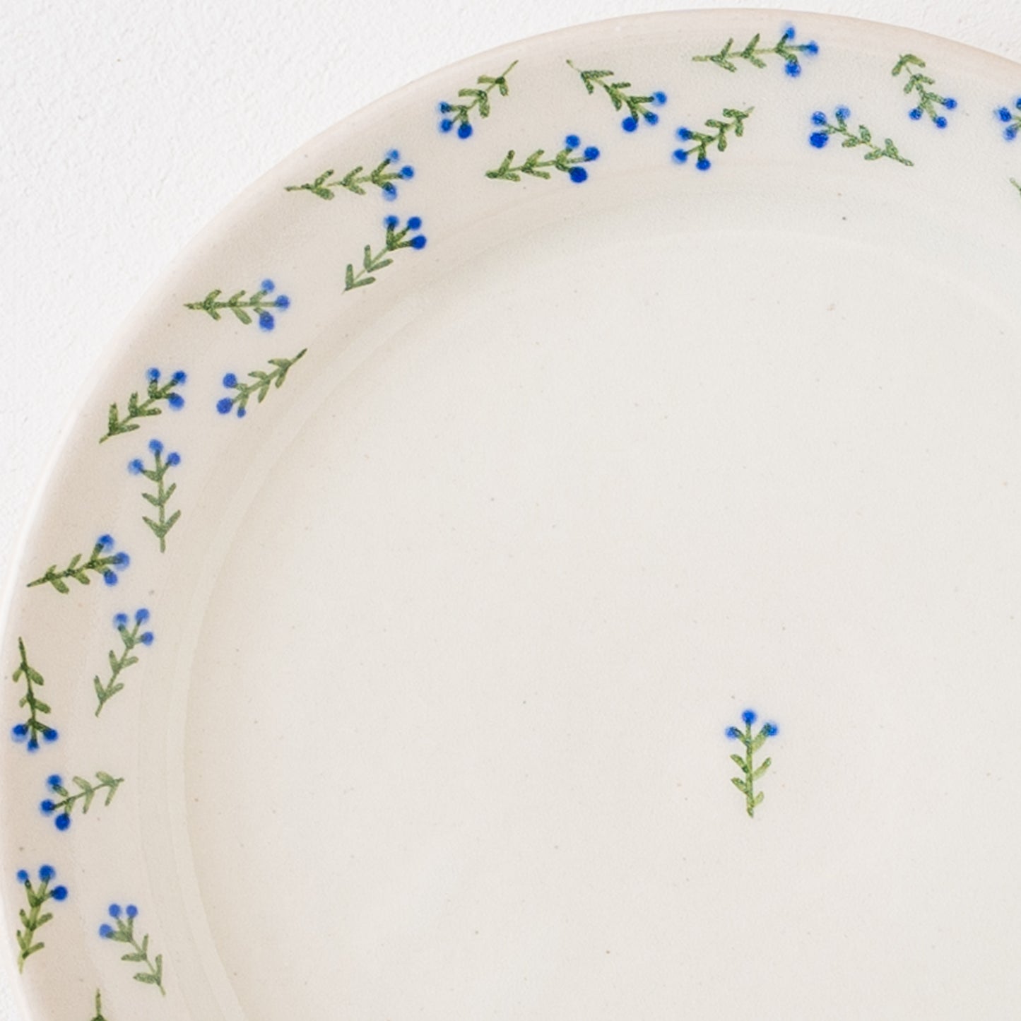 かわいい青い小花に心が和むしののめ窯さんの取り皿