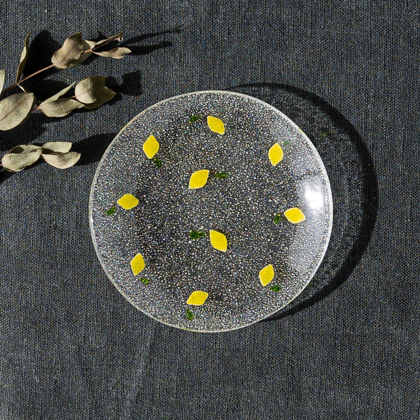 可愛いレモン柄にほっこり癒される石塚悠さんのガラスの豆皿