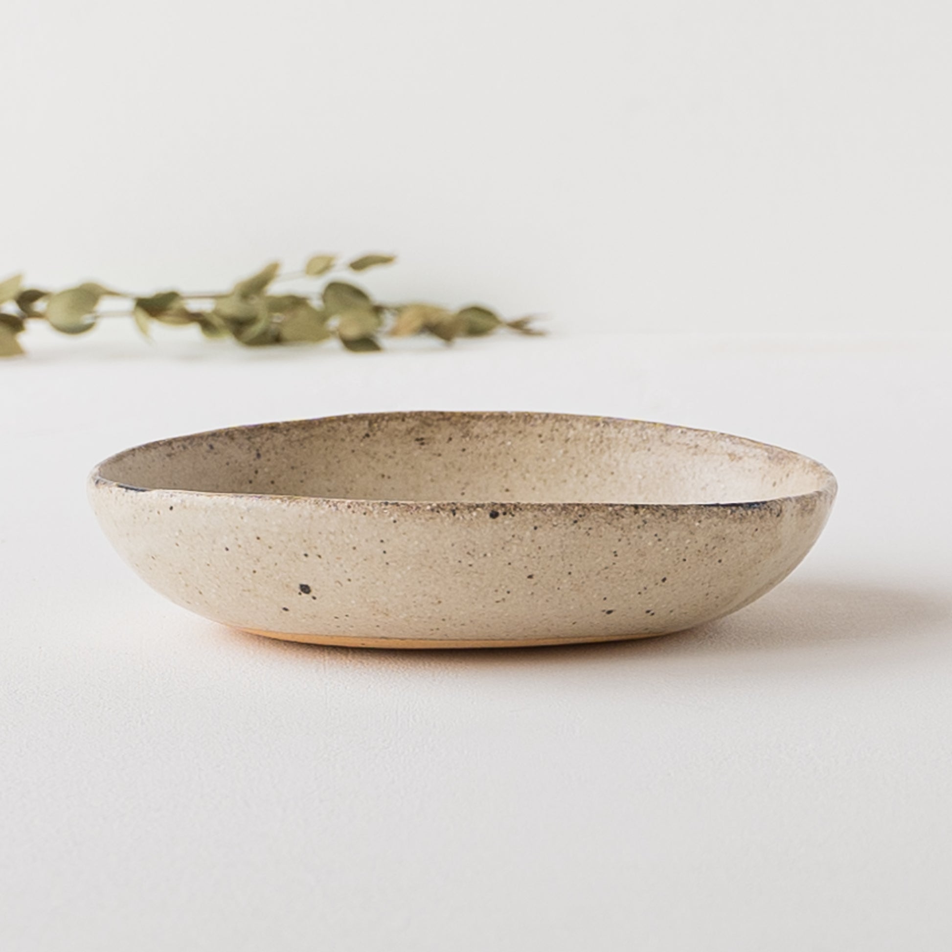 土ものの温もりが伝わってくる岡村朝子さんのお花模様の楕円皿