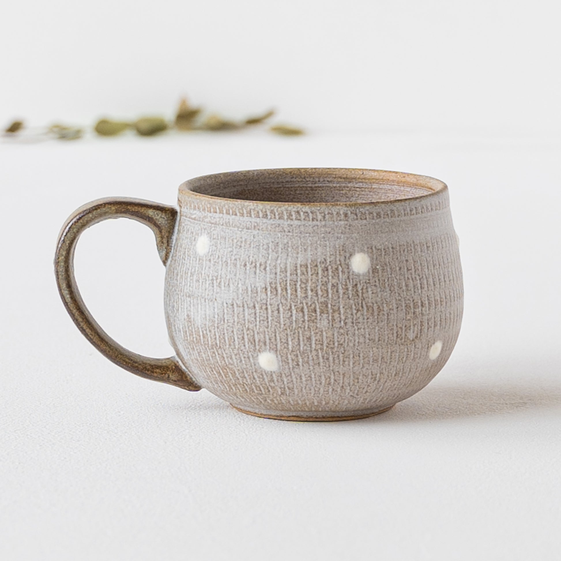 マットなグレーと白いドットがおしゃれで可愛い小石原焼翁明窯元のコーヒーカップ