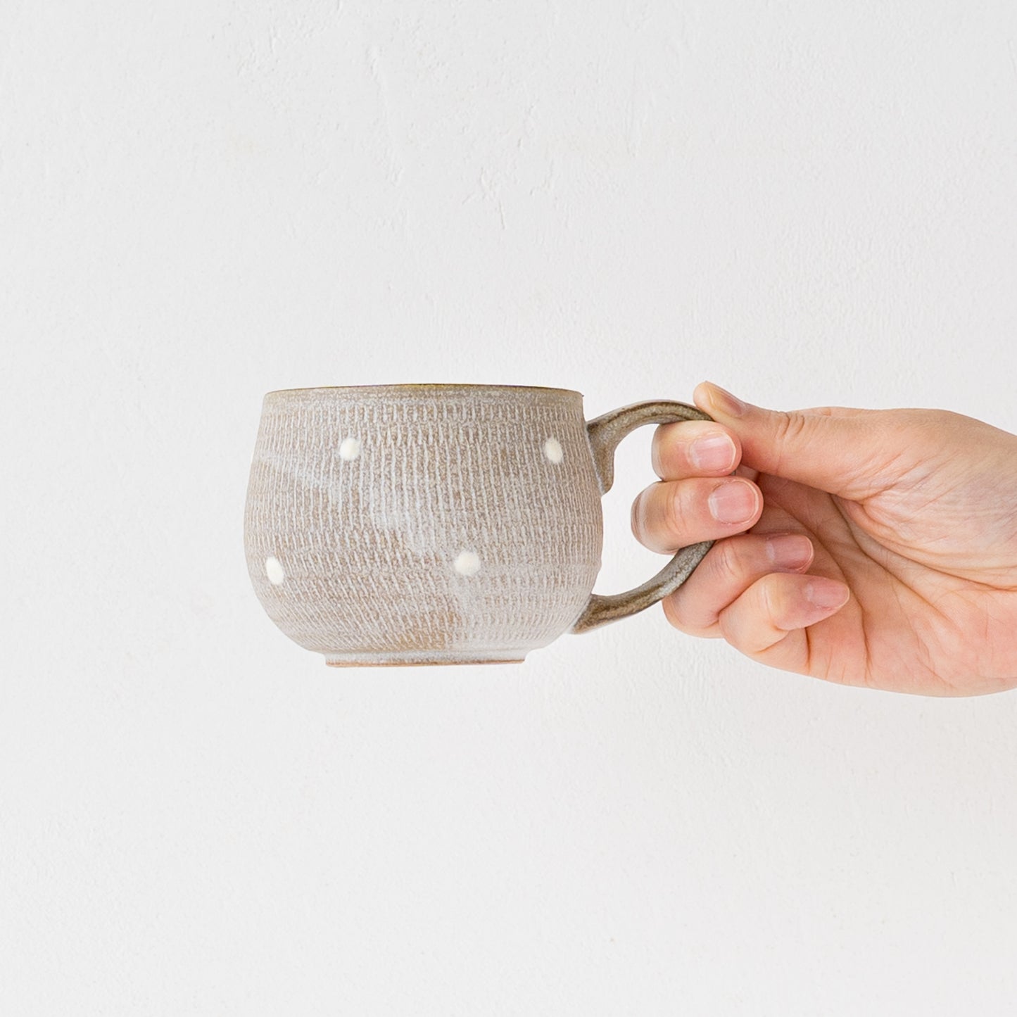手にっしく馴染んで持ちやすい小石原焼翁明窯元のコーヒーカップ