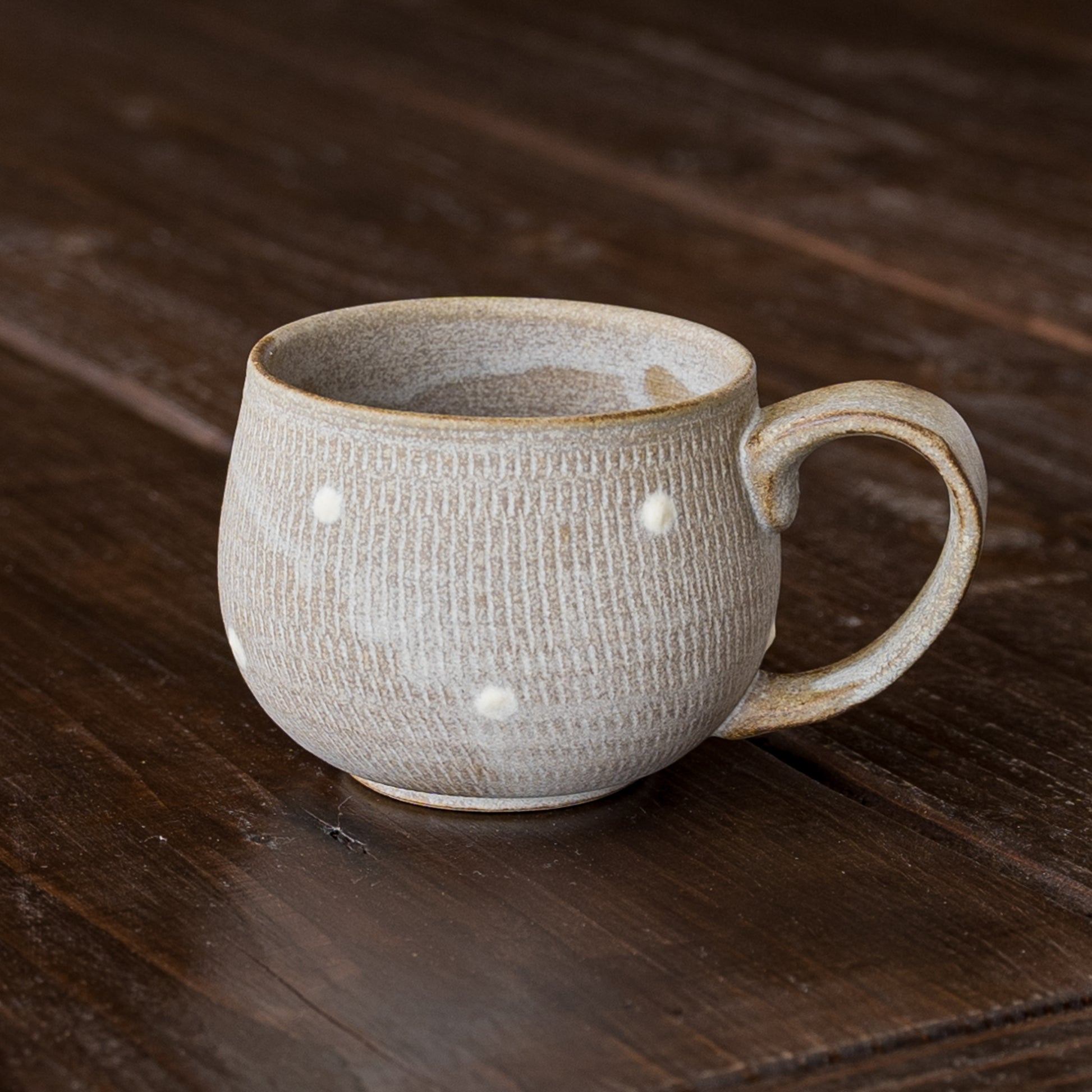 落ち着いたグレーと優し気なドット柄が素敵な小石原焼翁明窯元のコーヒーカップ