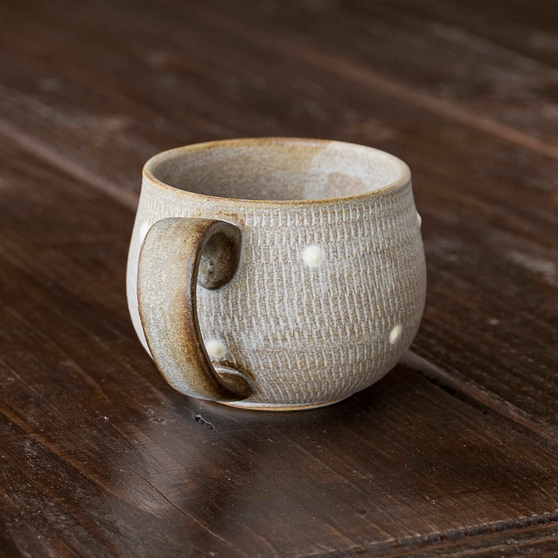 味わい深いのに可愛らしい小石原焼翁明窯元のドット柄のコーヒーカップ
