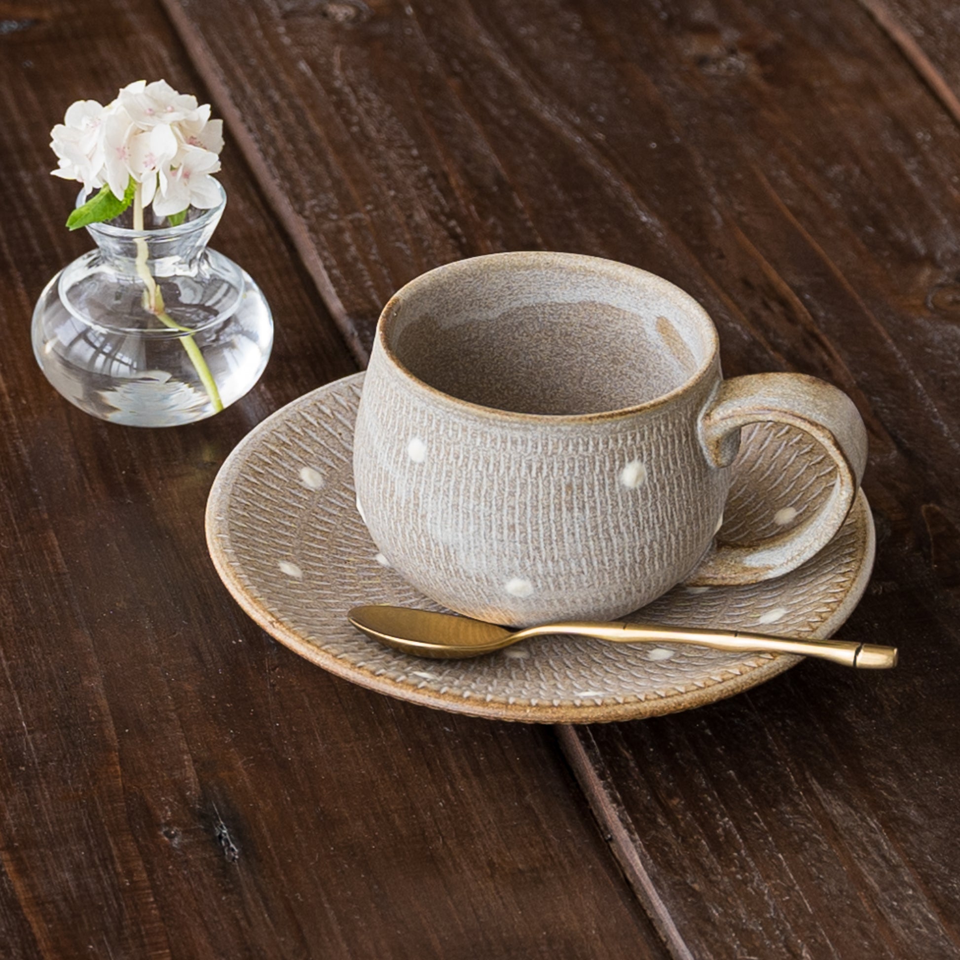来客のおもてなしにもぴったりな小石原焼翁明窯元のドット柄のコーヒーカップと小皿