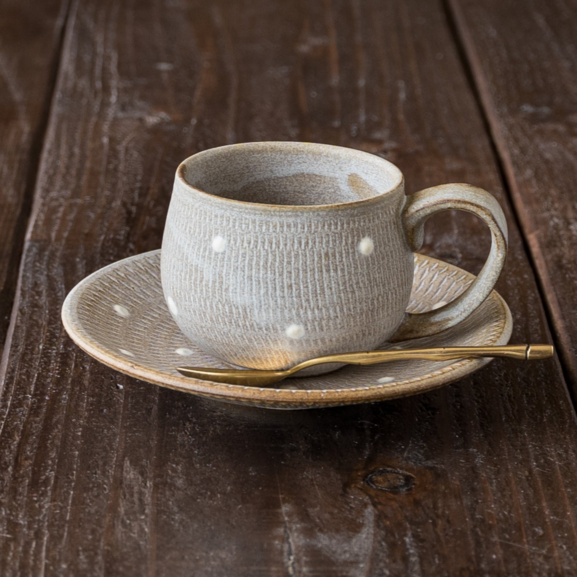 素敵なひとときを過ごせる小石原焼翁明窯元のドット柄のコーヒーカップ