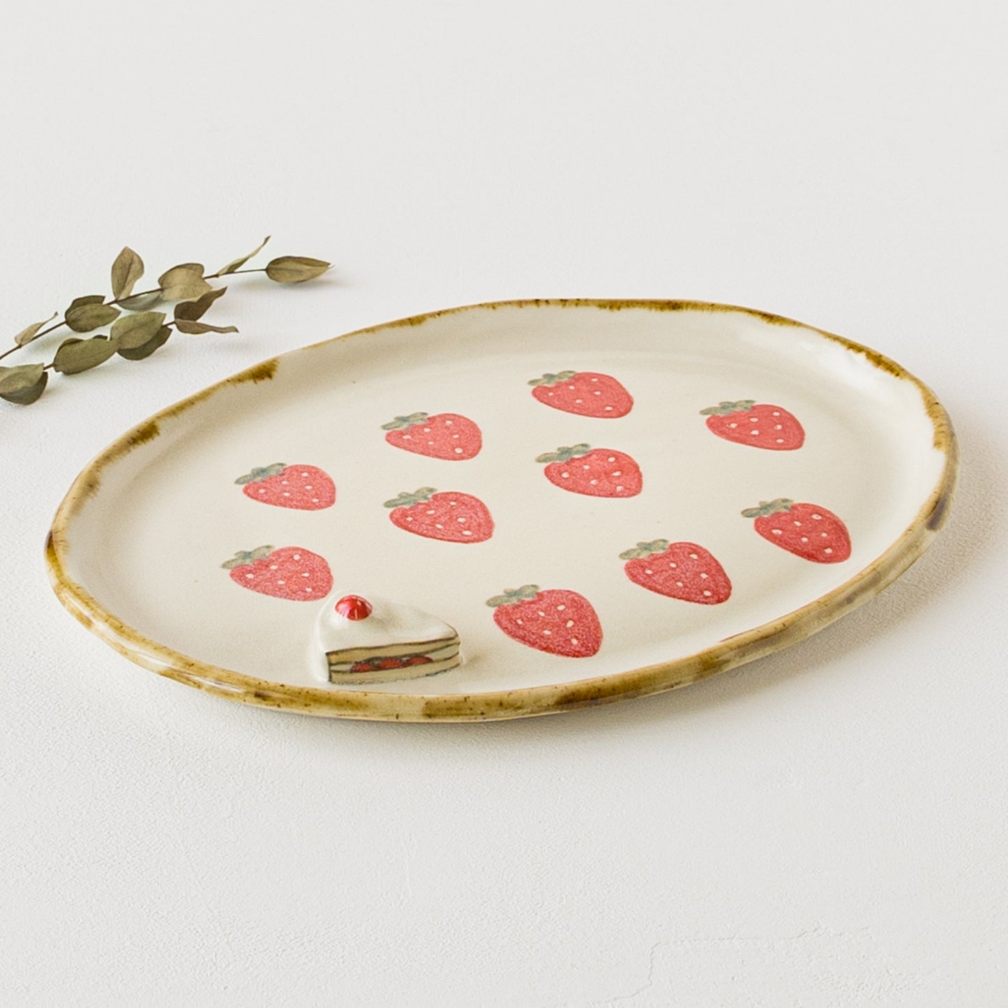 パスタやオムライスを可愛く引き立ててくれる梶田慶さんのいちごのオーバル皿