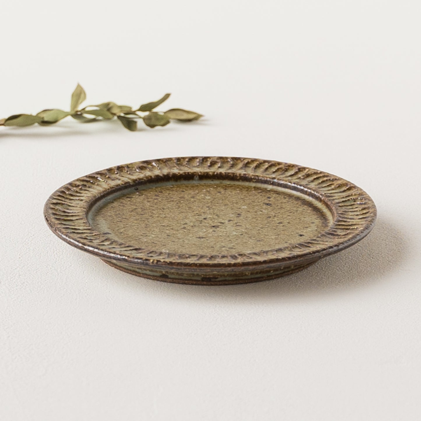 取り皿にぴったりな伊藤豊さんの花紋の4.5寸プレート