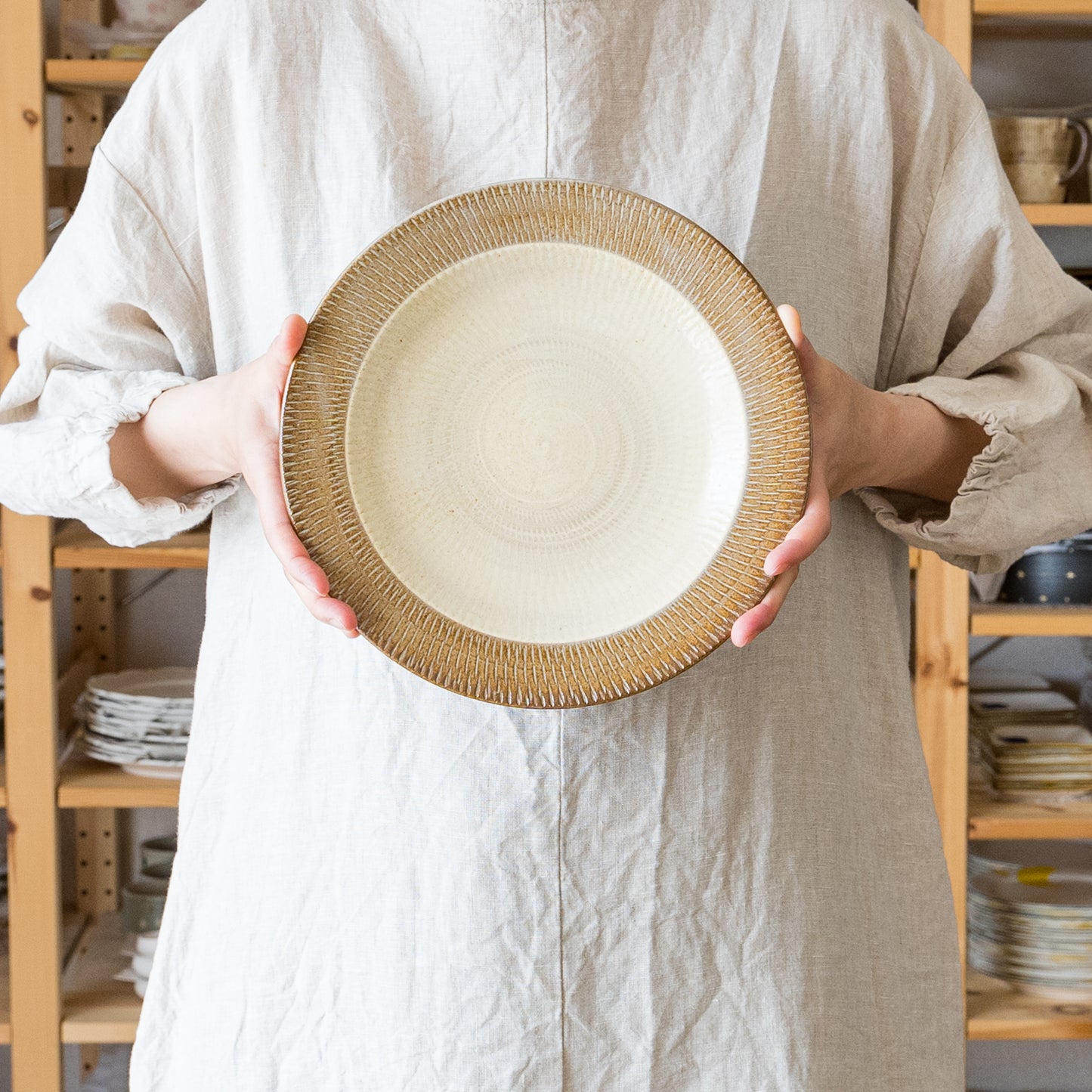 白とグレーのツートンカラーが素敵な小石原焼翁明窯元の8寸リム皿