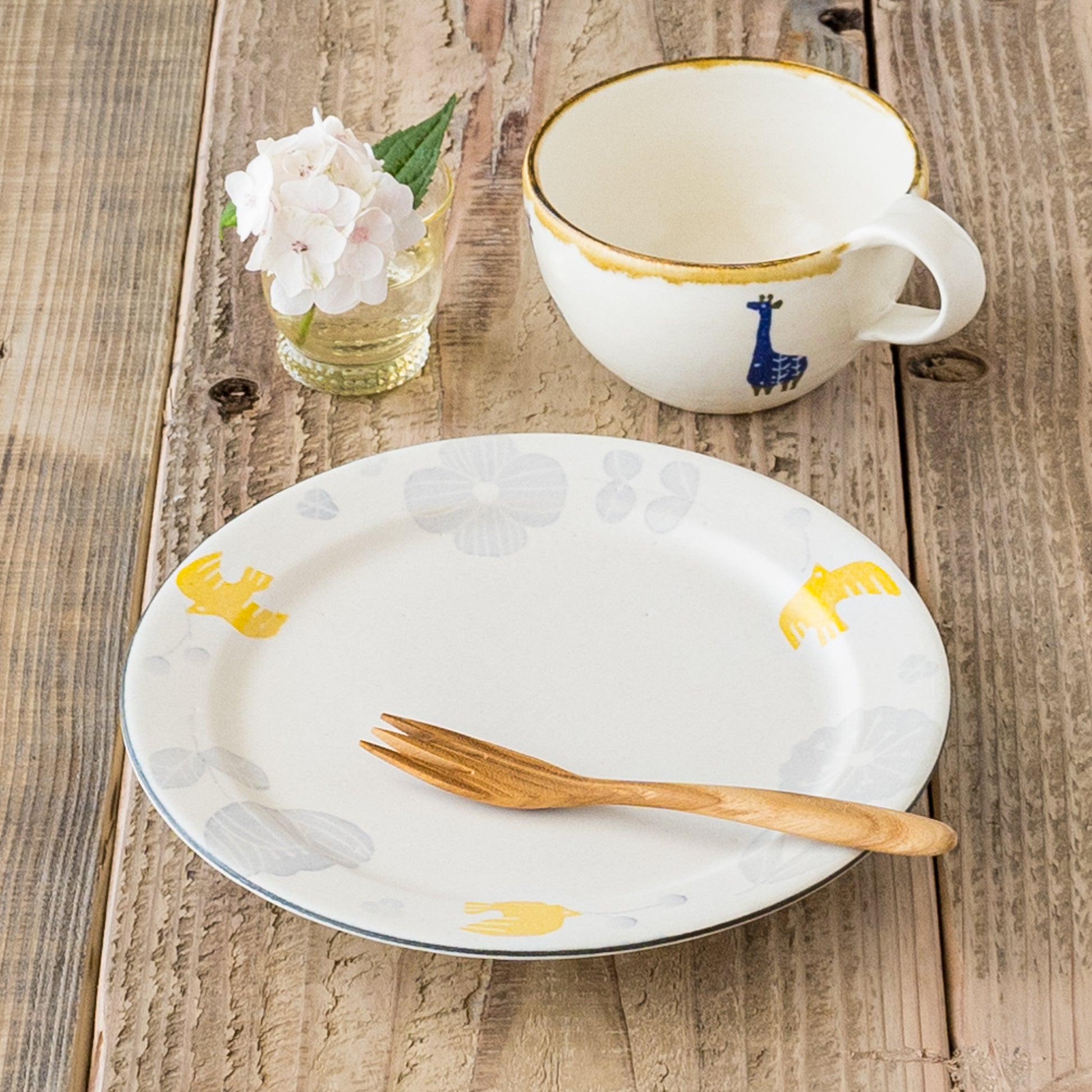 食卓を書かるく可愛く彩ってくれる安見工房の和紙染めの6寸リム皿と丸マグ