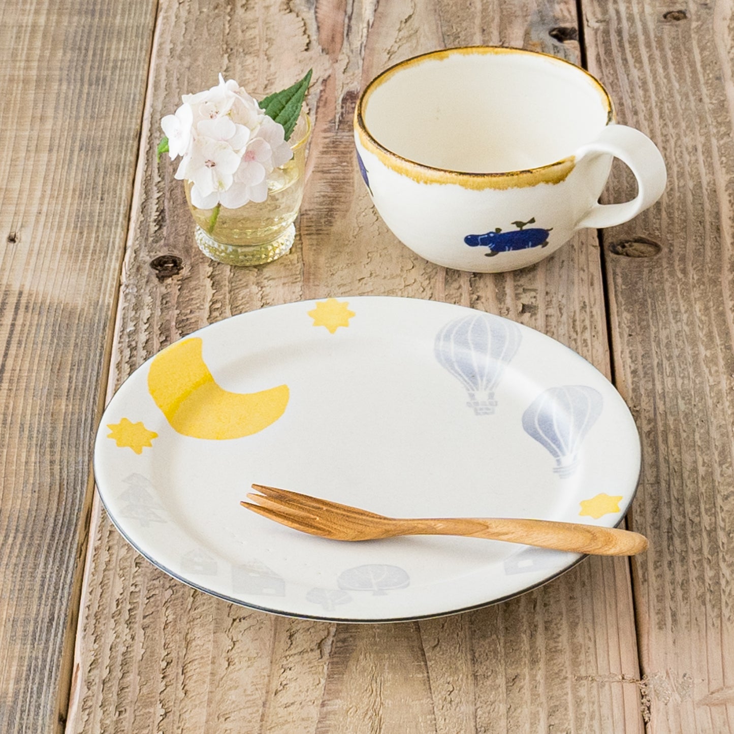 食卓を可愛く彩ってくれる安見工房の和紙染めの6寸リム皿と丸マグ