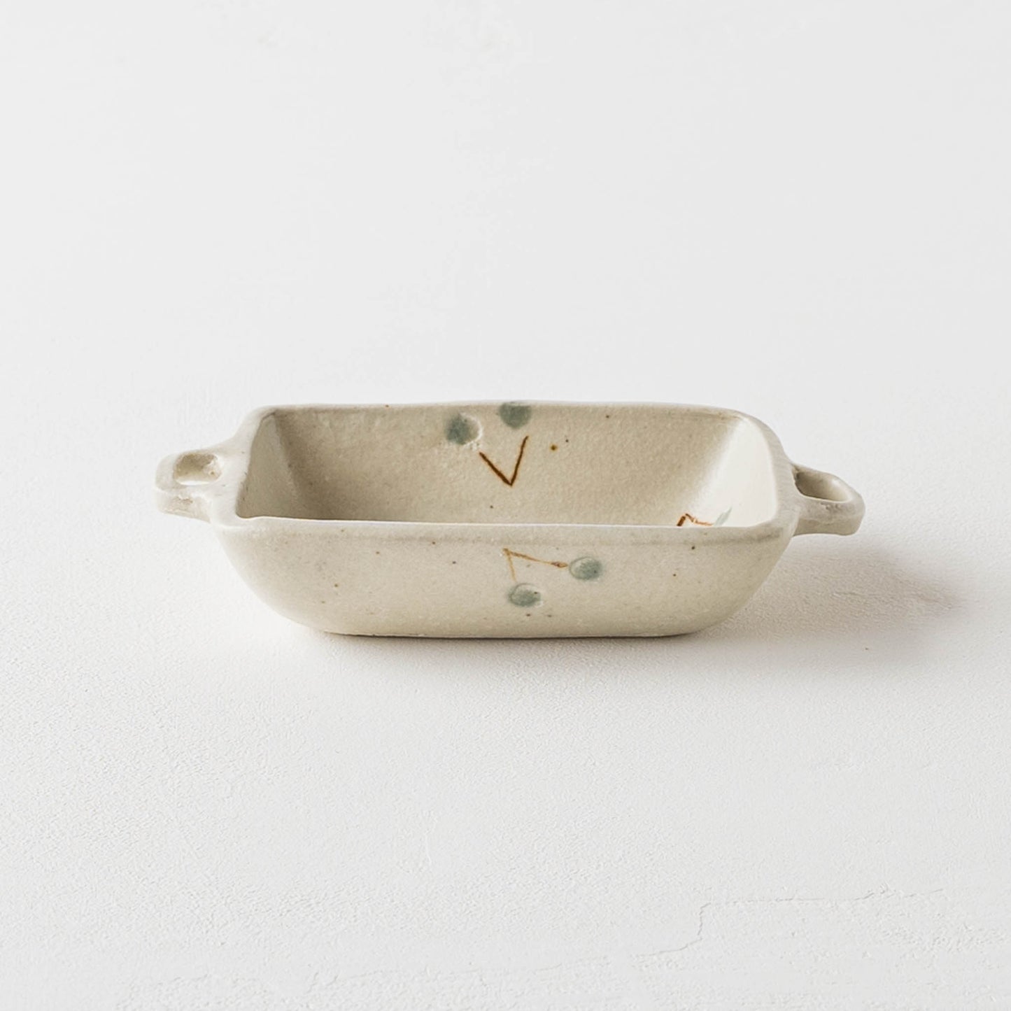 Square bowl with ears Cherry B Off-white | Haruko Harada