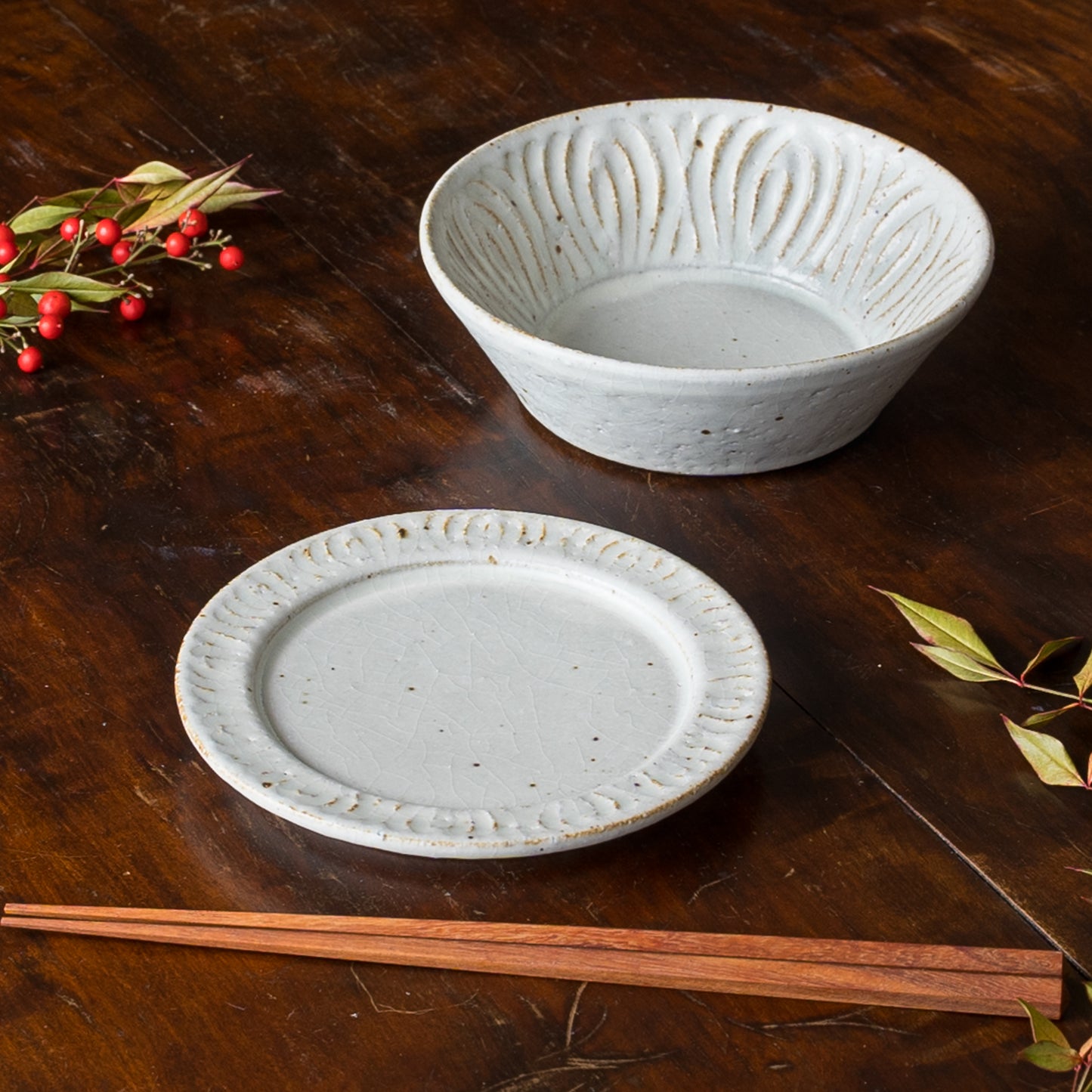 お料理の取り皿にぴったり合う伊藤豊さんの粉引き花紋プレートと切立ボウル