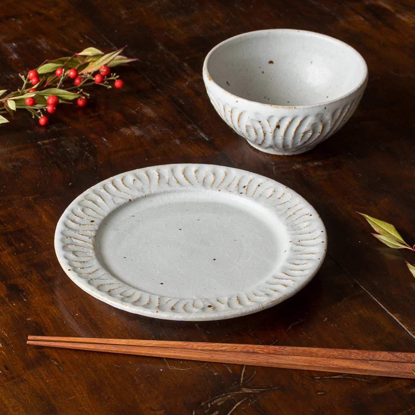 食卓が素敵に華やぐ伊藤豊さんの花紋のボウルとプレート