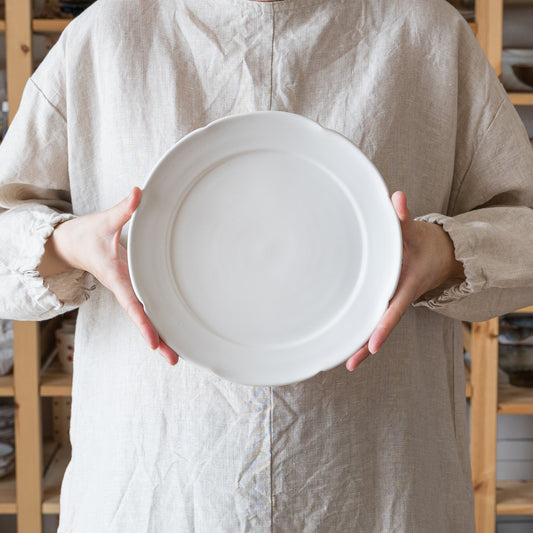 やさしい白が美しい藤村佳澄さんの花型7寸切込皿