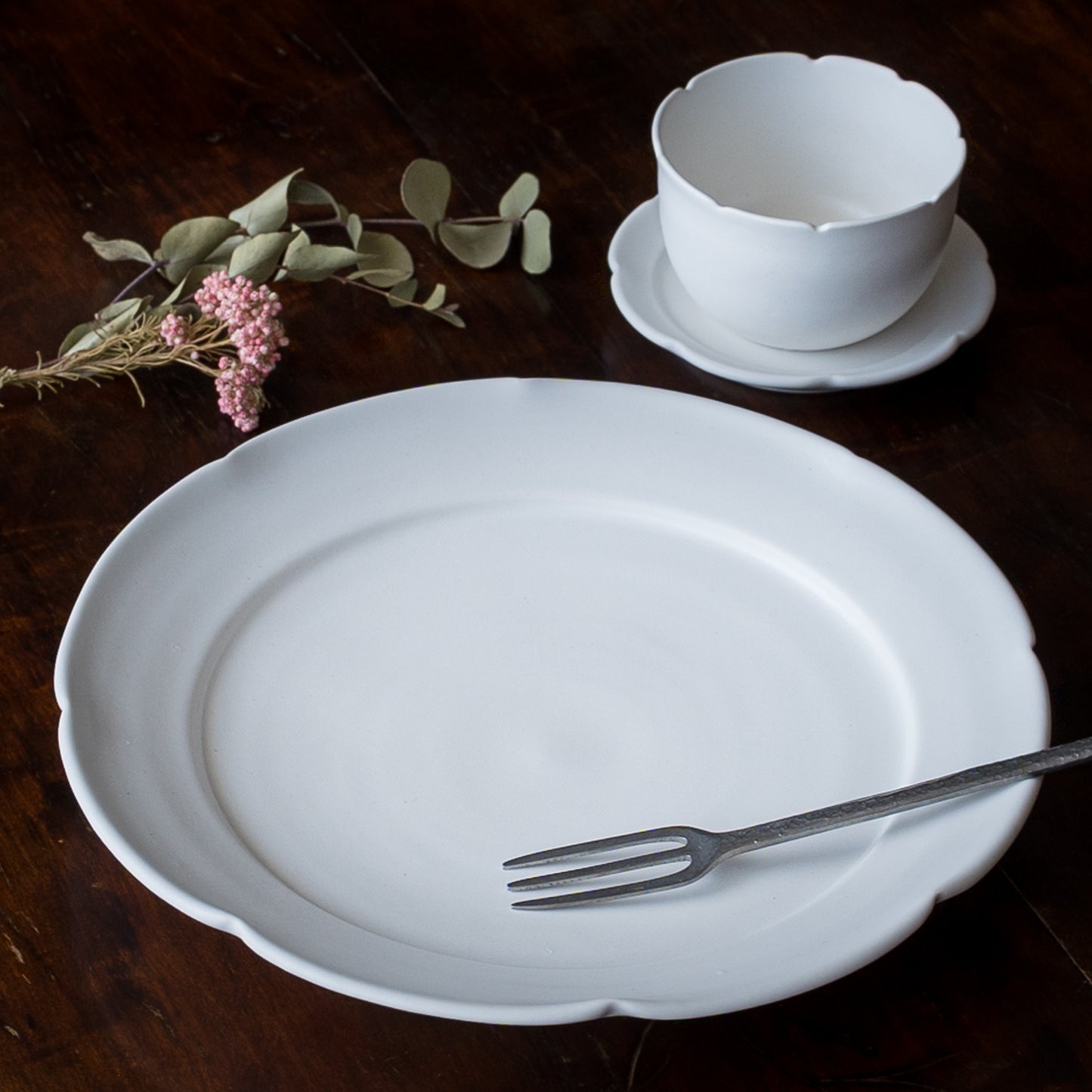 繊細で柔らかな白が素敵な藤村佳澄さんの花型7寸切込皿