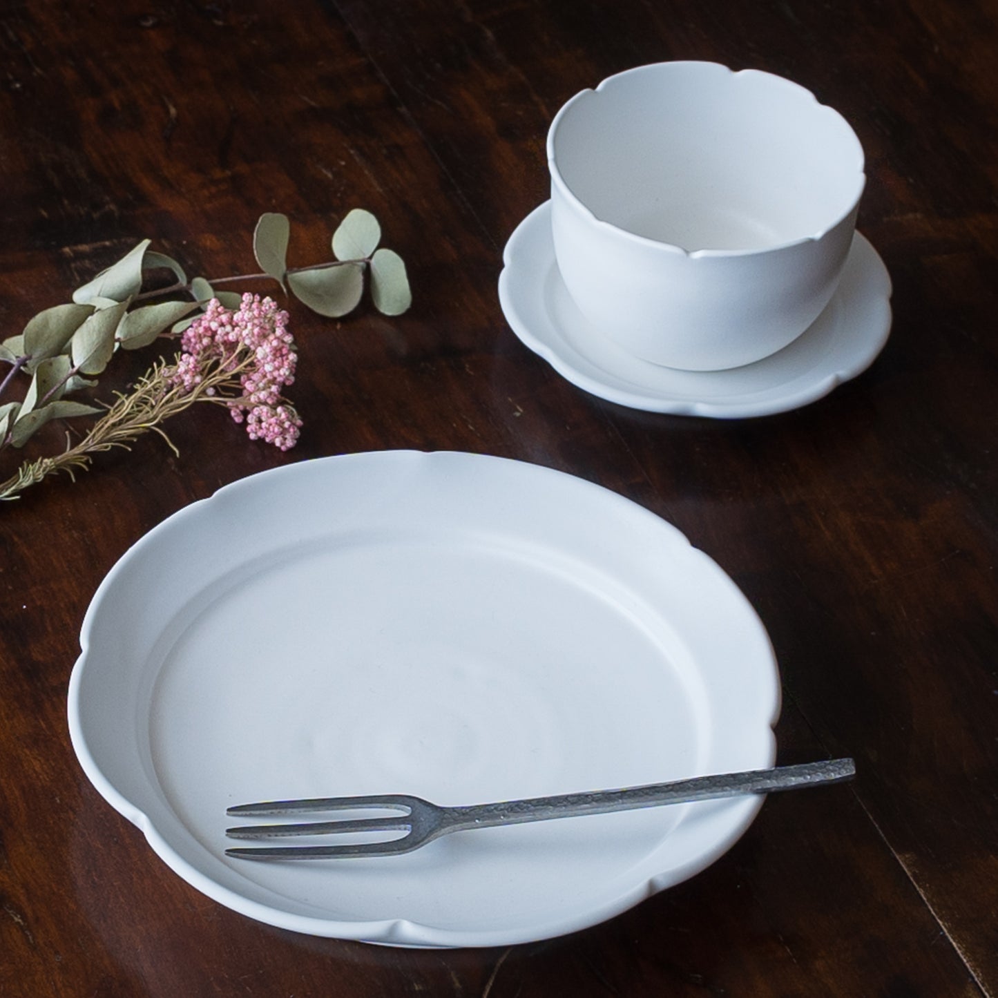 いつもの食卓が一気におしゃれになる藤村佳澄さんの花型のうつわ