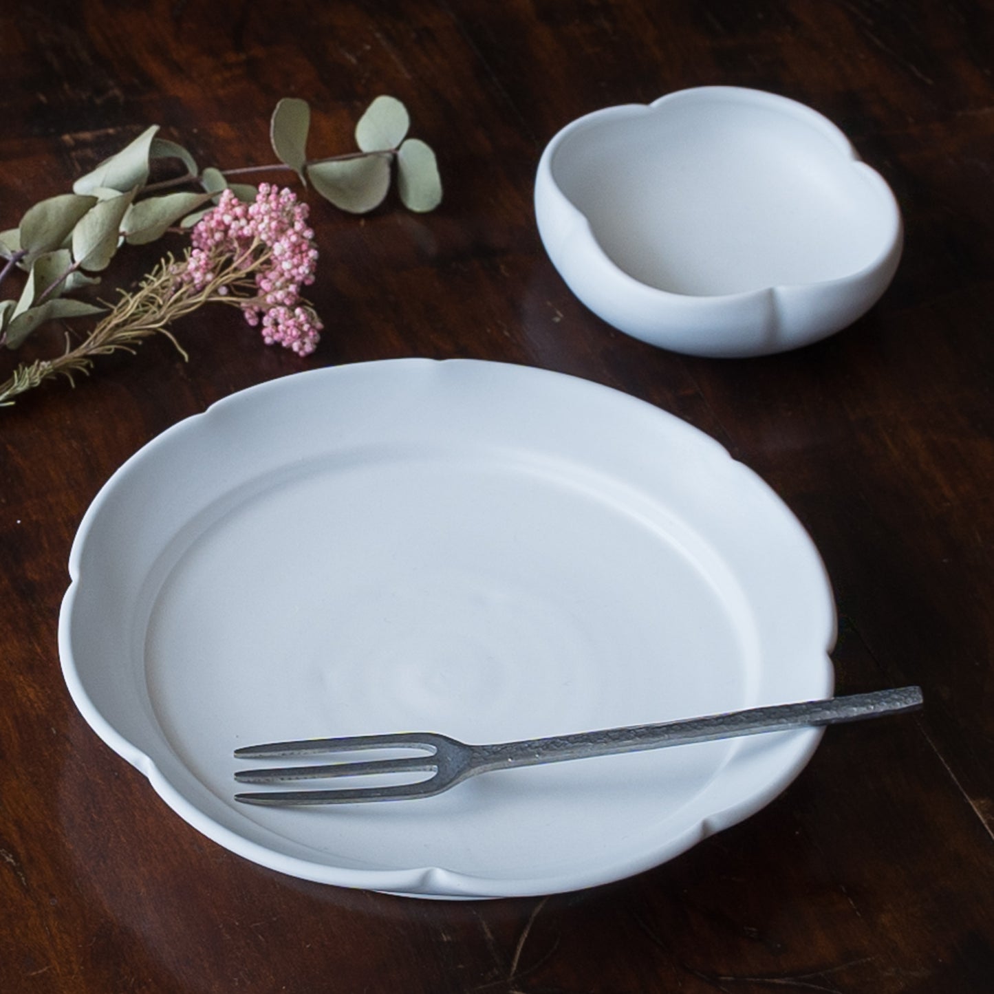 おやつタイムを優雅に過ごせる藤村佳澄さんの花型5寸切込皿
