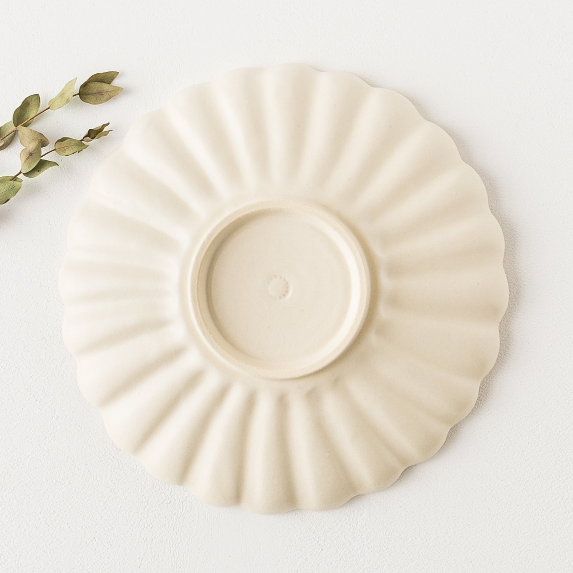 温もりを感じる白が素敵なyoshida potteryの輪花皿