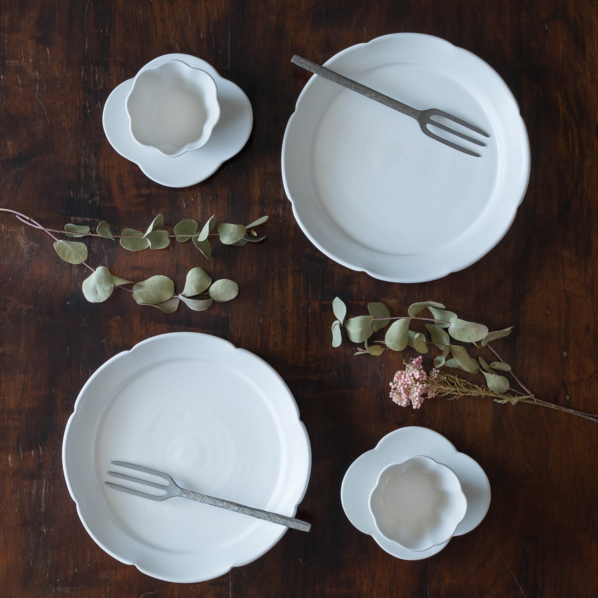 いつもの食卓を素敵に彩ってくれる藤村佳澄さんのカヌレ茶器と花型5寸皿