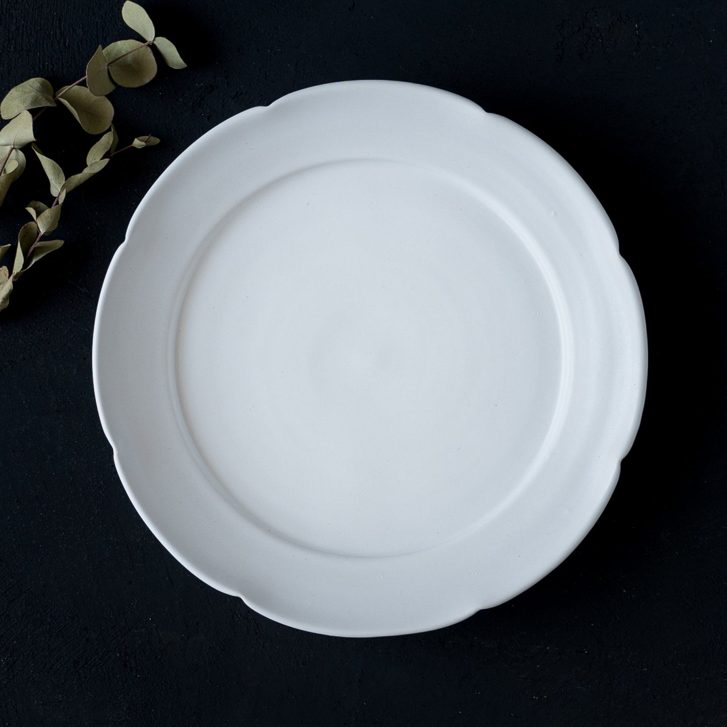 食卓を素敵に彩ってくれる藤村佳澄さんの花型7寸切込皿