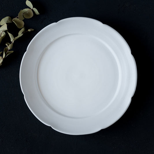 食卓を素敵に彩ってくれる藤村佳澄さんの花型7寸切込皿