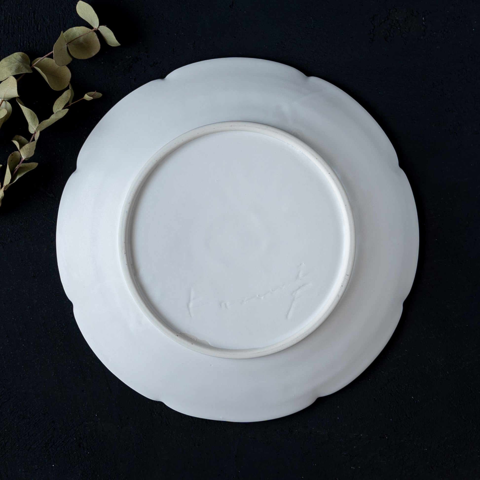 繊細な白が美しい藤村佳澄さんの花型7寸切込皿