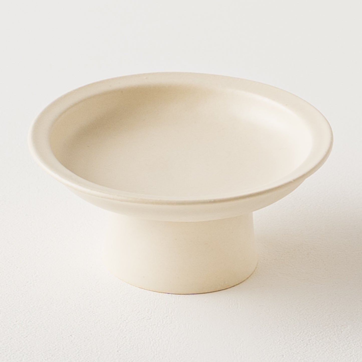 アイボリーのような白に温かみを感じるyoshida potteryの高杯皿